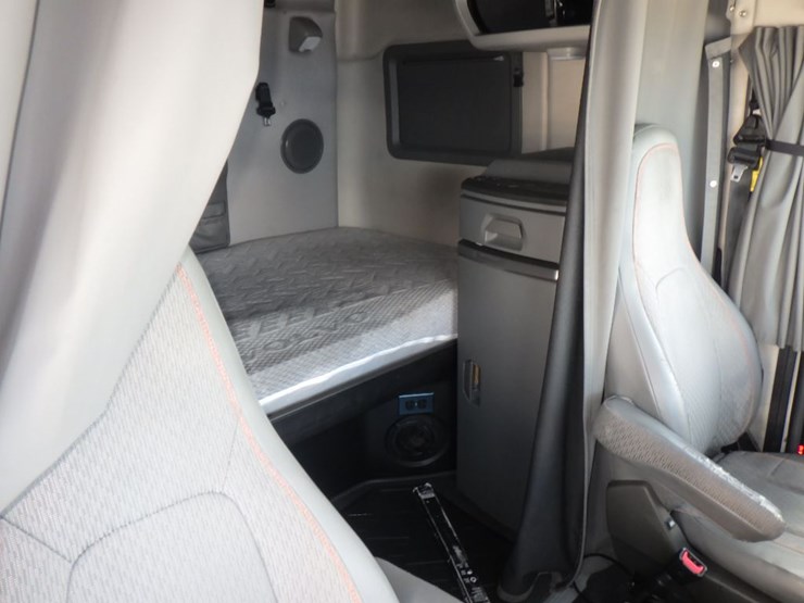 2023-volvo-vnl-760-image-6