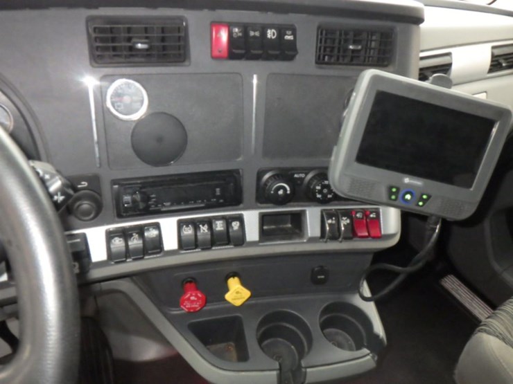 2022-kenworth-t680-image-16