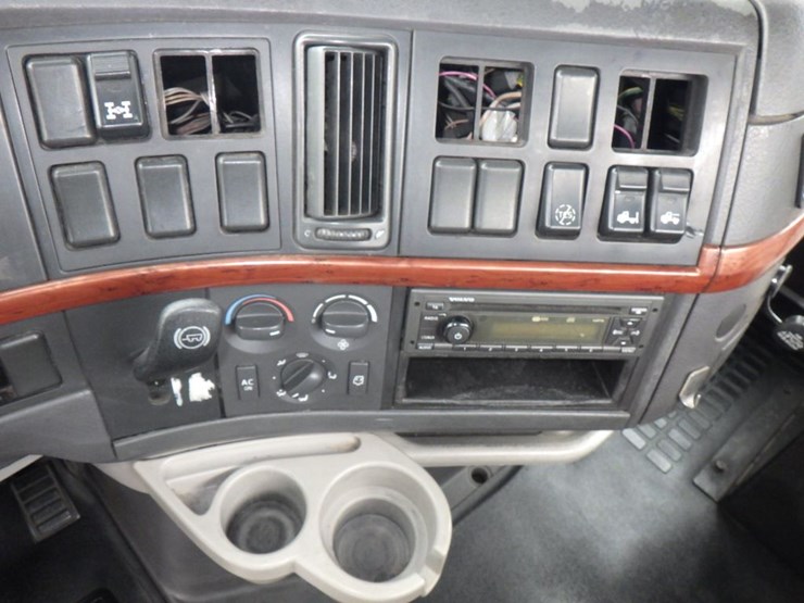 2012-volvo-vnl-300-image-15