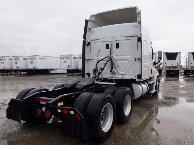 2013-freightliner-cascadia-125-image-9