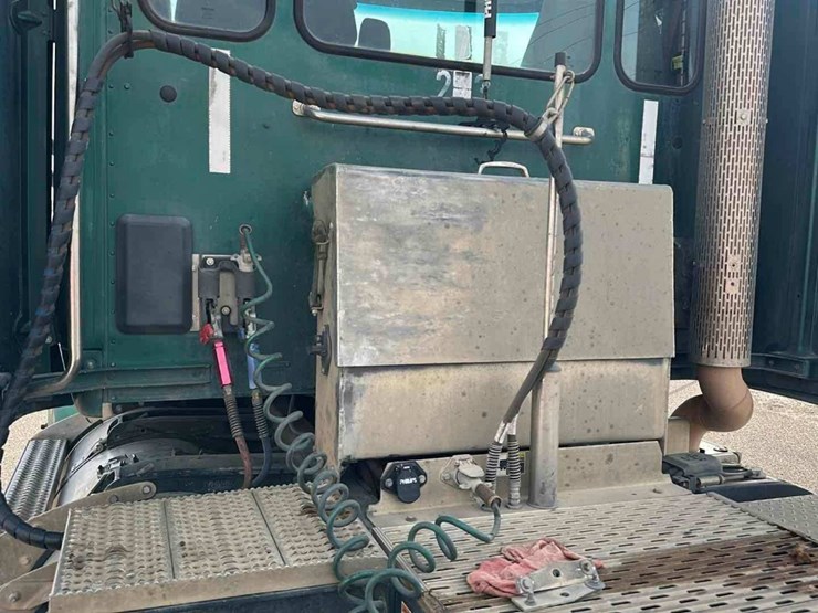 2016-peterbilt-579-image-9