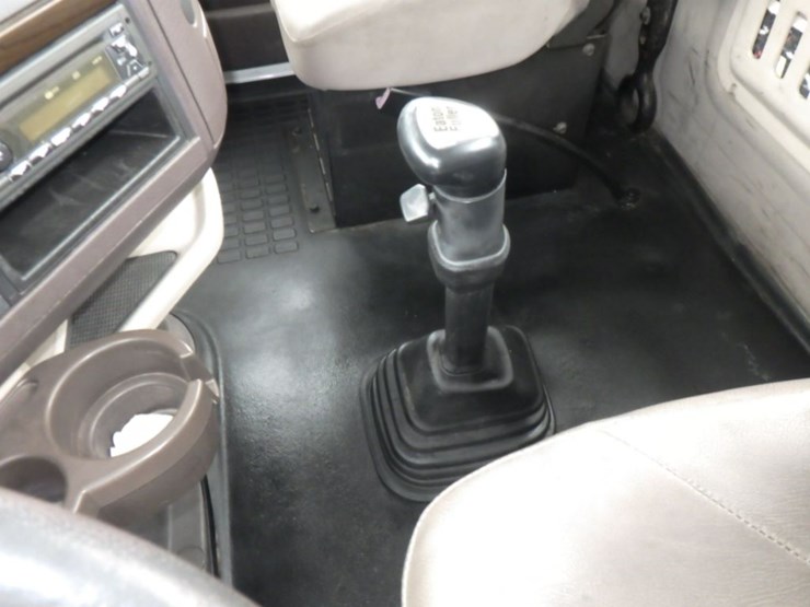 2012-volvo-vnl-300-image-12