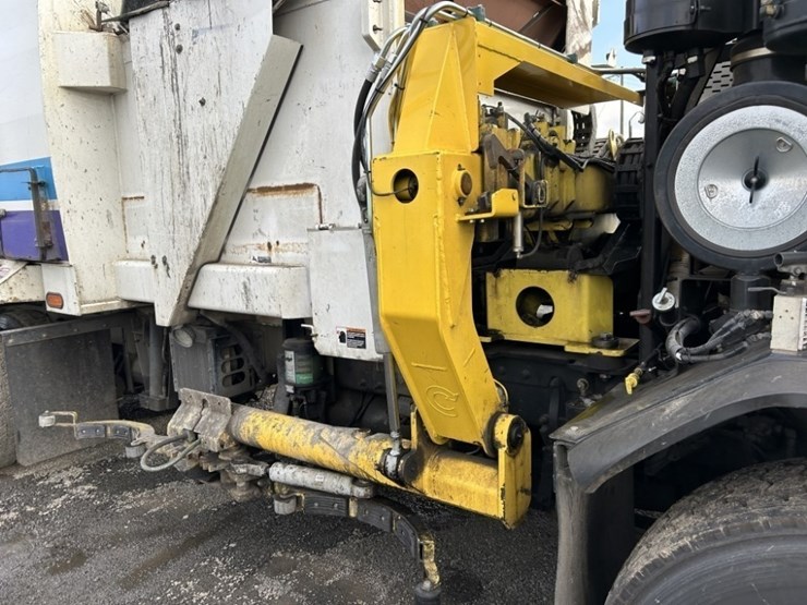 2014-peterbilt-320-image-33