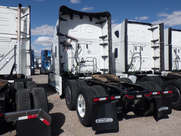 2023-freightliner-cascadia-126-image-15