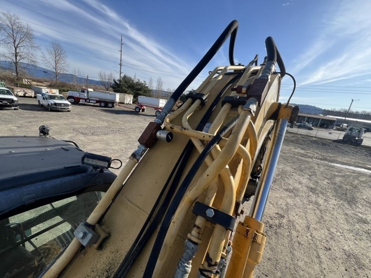 2004-deere-225c-lc-image-25