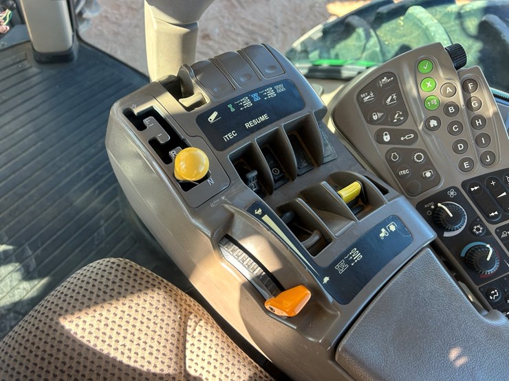 2010-john-deere-8320r-image-37