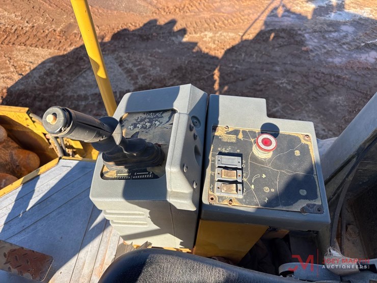 2005-caterpillar-cp-563e-image-18