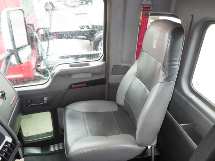 2014-kenworth-t660-image-18