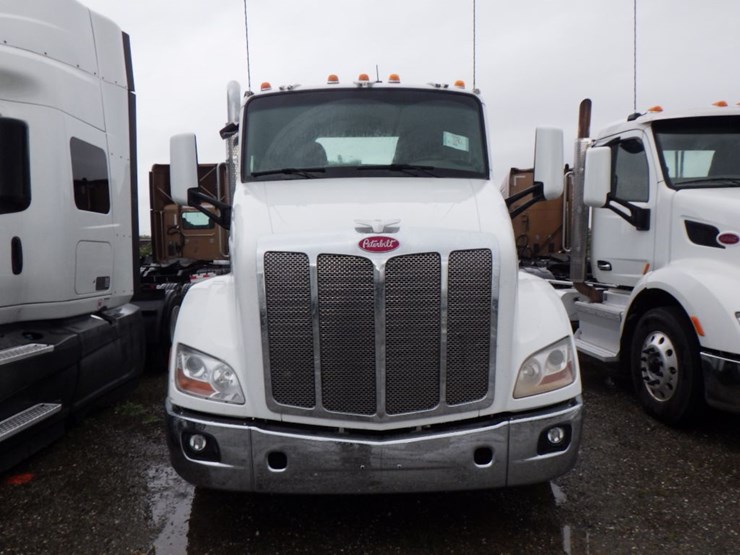 2017-peterbilt-579-image-2