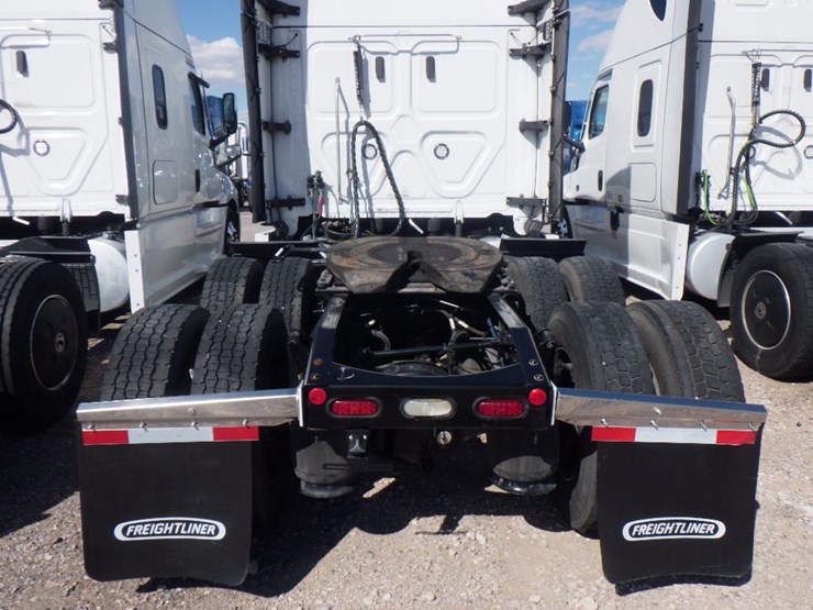2024-freightliner-cascadia-126-image-8