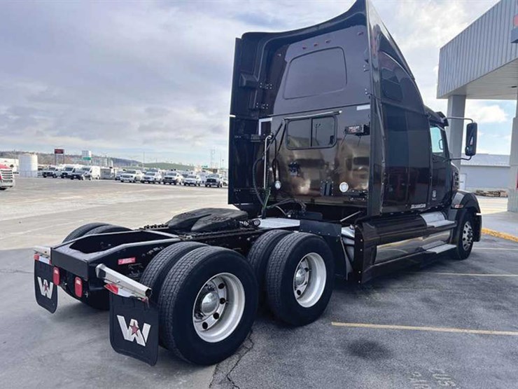 2022-western-star-5700xe-image-3