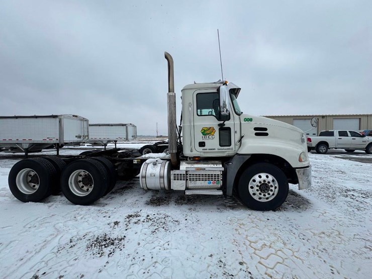2018-mack-cxu613-day-cab-image-5