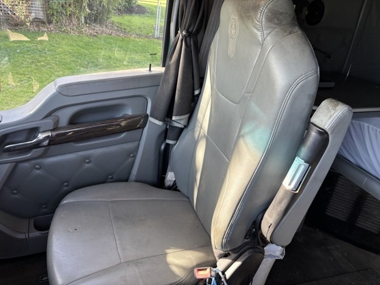 2016-kenworth-t680-image-33