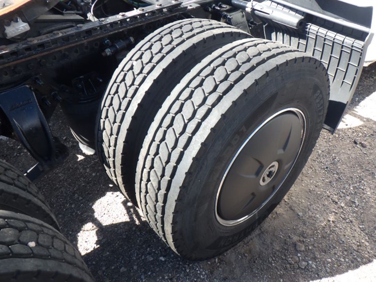 2024-freightliner-cascadia-126-image-9