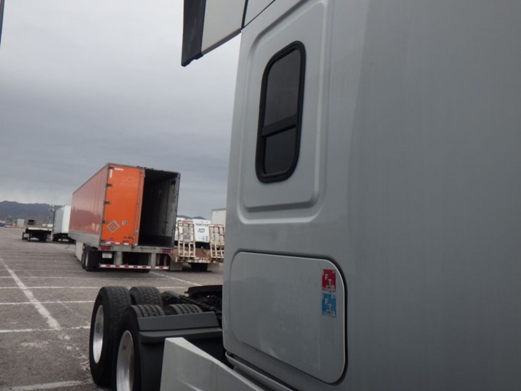 2021-freightliner-cascadia-126-image-6