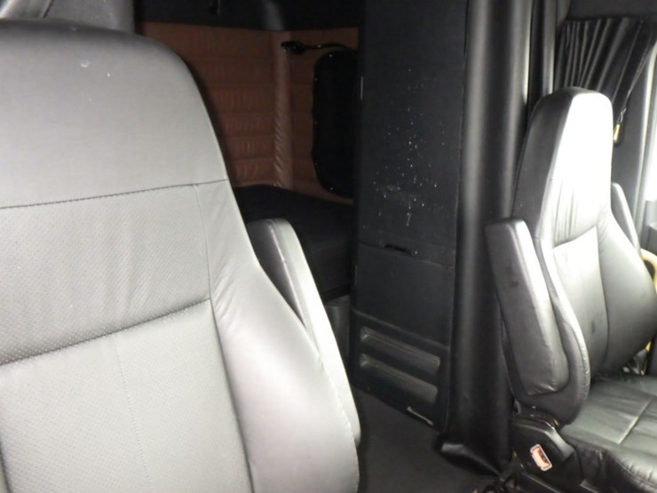 2022-freightliner-cascadia-126-image-5