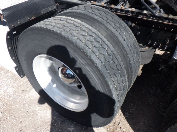 2023-volvo-vnl-760-image-17