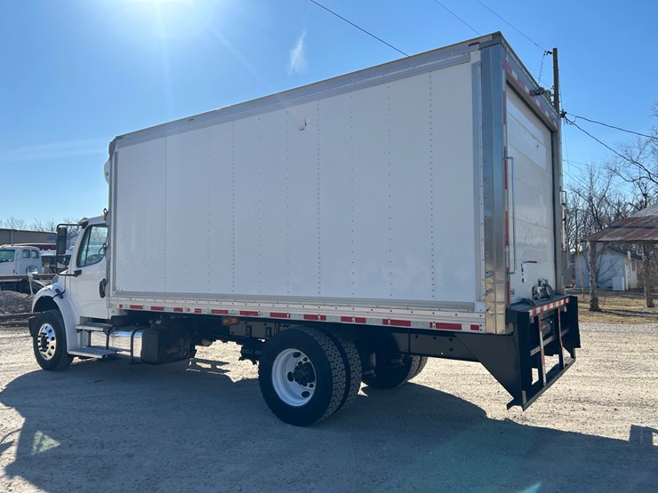 2018-freightliner-m2-106-image-8