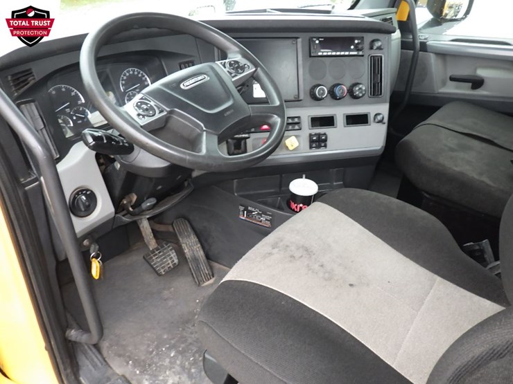 2022-freightliner-cascadia-126-image-11