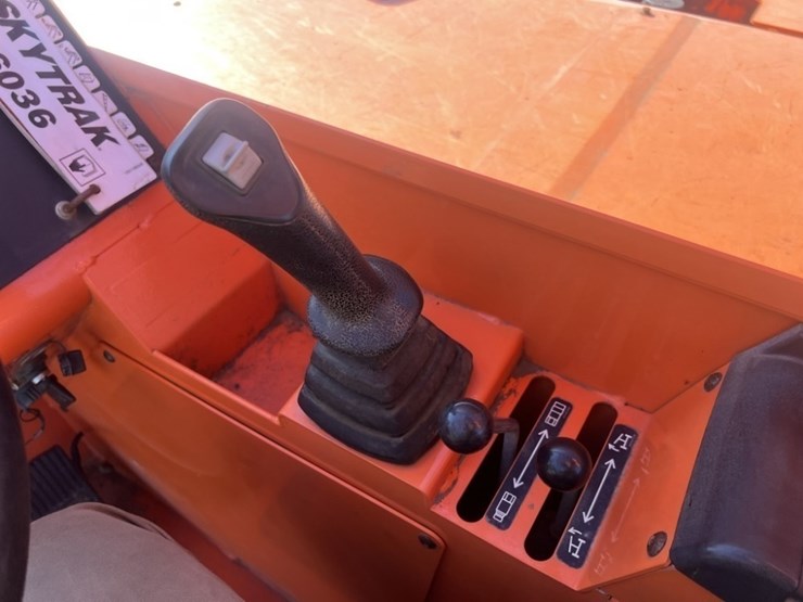 2017-jlg-6036-image-22