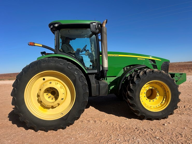 2010-john-deere-8320r-image-2