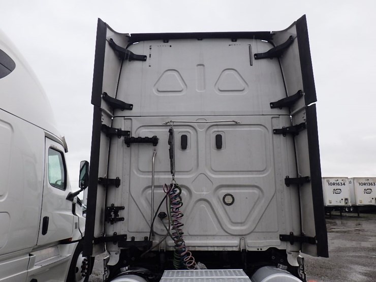 2020-freightliner-cascadia-126-image-21