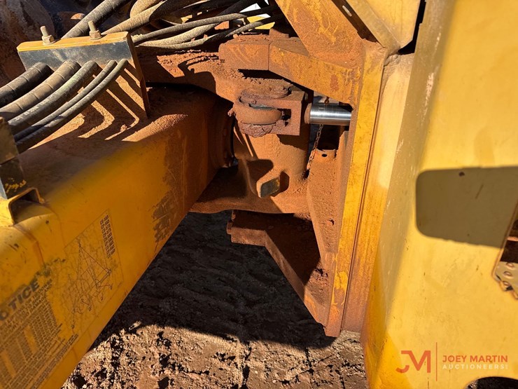 2005-caterpillar-cp-563e-image-10