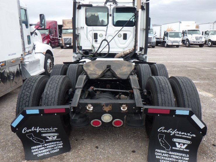 2015-freightliner-cascadia-113-evolution-image-8