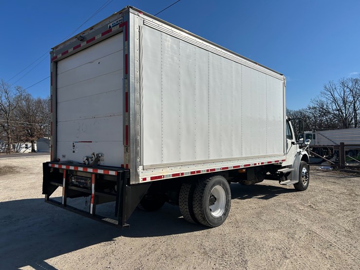 2018-freightliner-m2-106-image-14