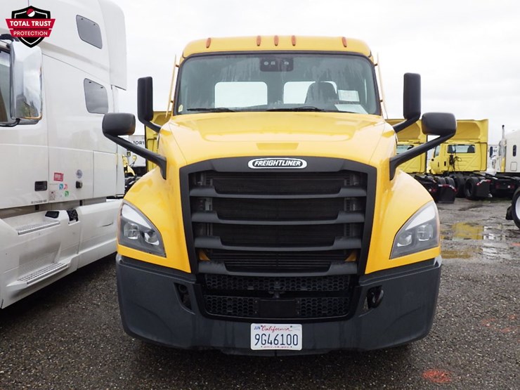 2022-freightliner-cascadia-126-image-2