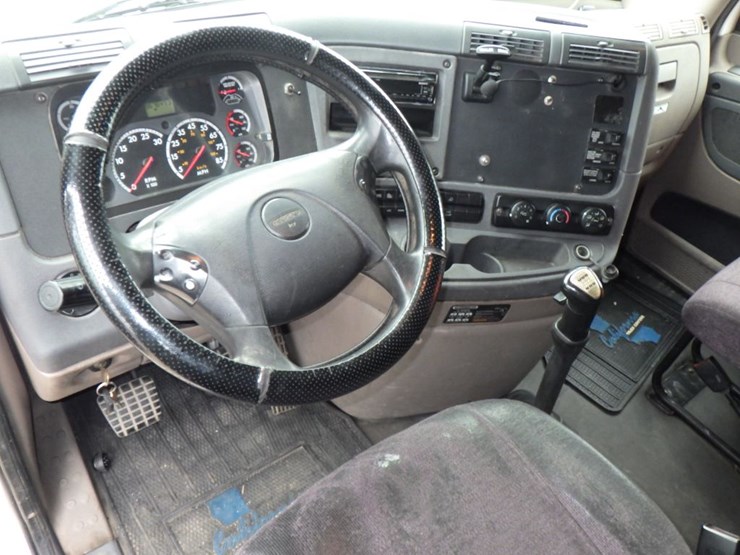 2013-freightliner-cascadia-125-image-16