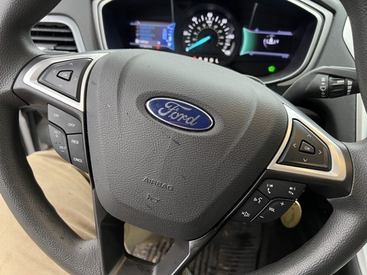 2013-ford-fusion-se-hybrid-sedan-image-26