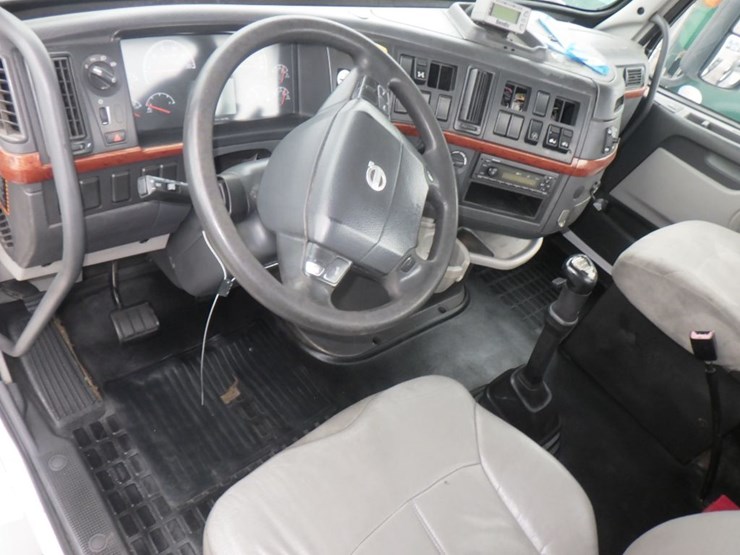 2012-volvo-vnl-300-image-14