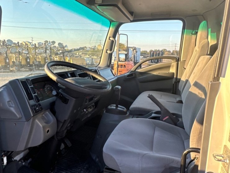 2021-isuzu-npr-image-8