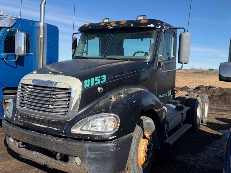 2003-freightliner-columbia-120-day-cab-image-1