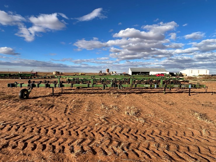 john-deere-7300-image-1