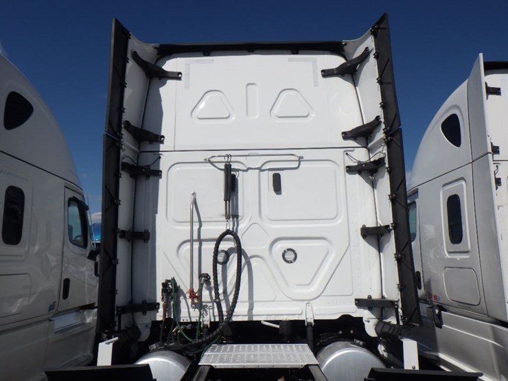 2024-freightliner-cascadia-126-image-13