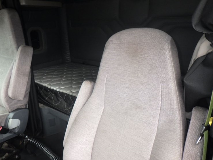 2014-freightliner-cascadia-125-image-19