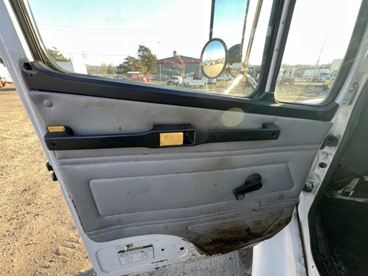 2000-freightliner-fl50-image-17