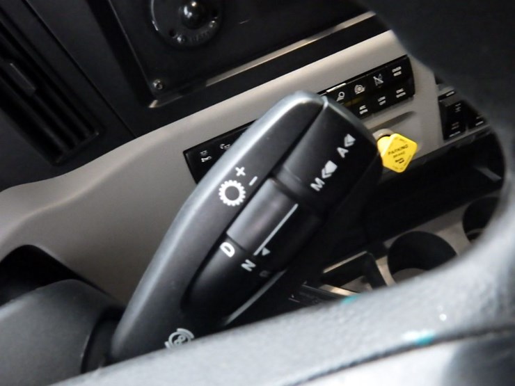 2020-freightliner-cascadia-126-image-26