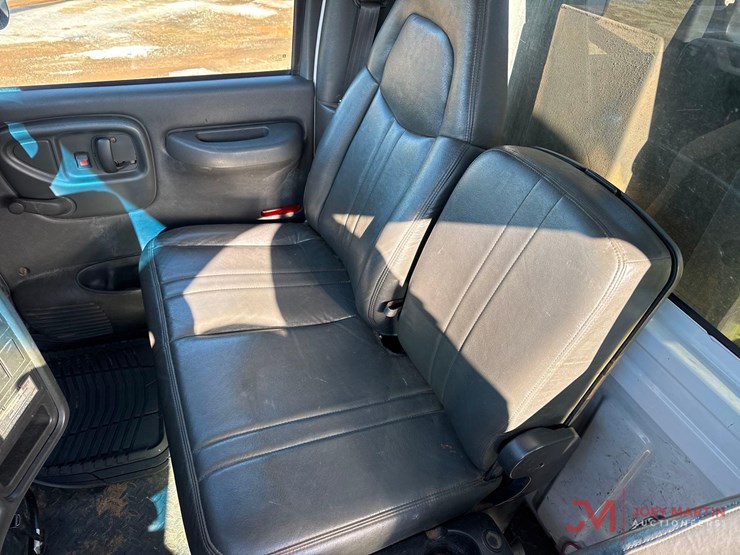 2005-chevrolet-c5500-flatbed-truck-image-22