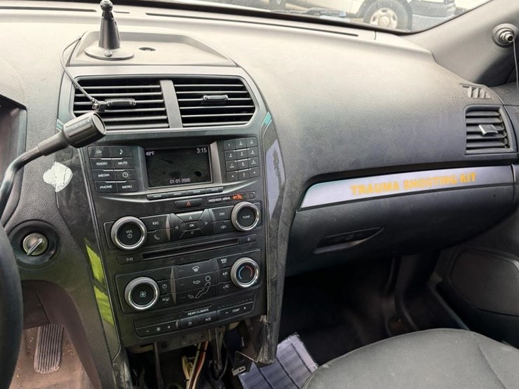 2016-ford-explorer-image-16