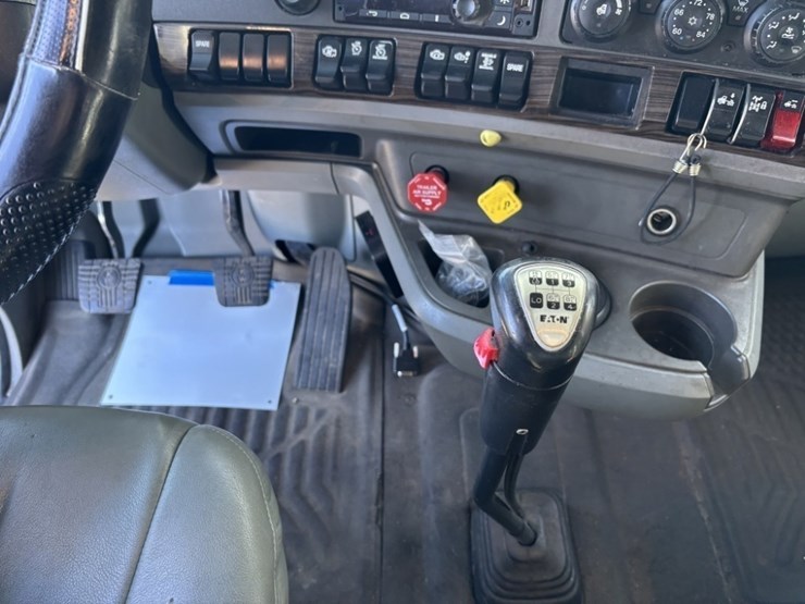 2016-kenworth-t680-image-32