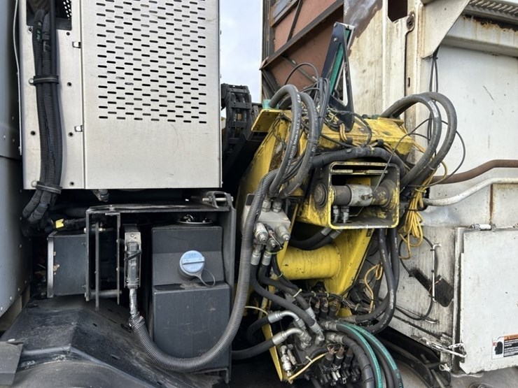 2014-peterbilt-320-image-32