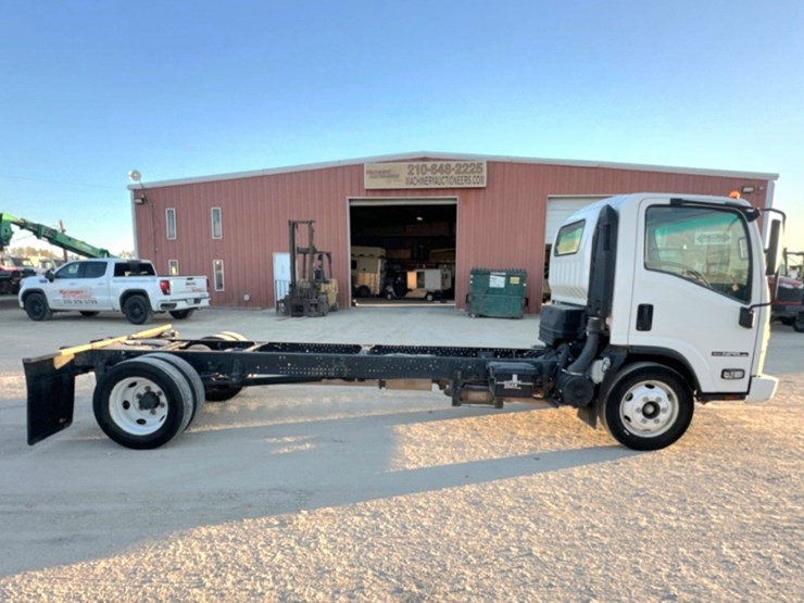 2021-isuzu-npr-image-3