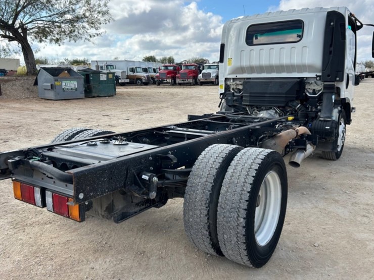 2020-isuzu-nqr-image-4