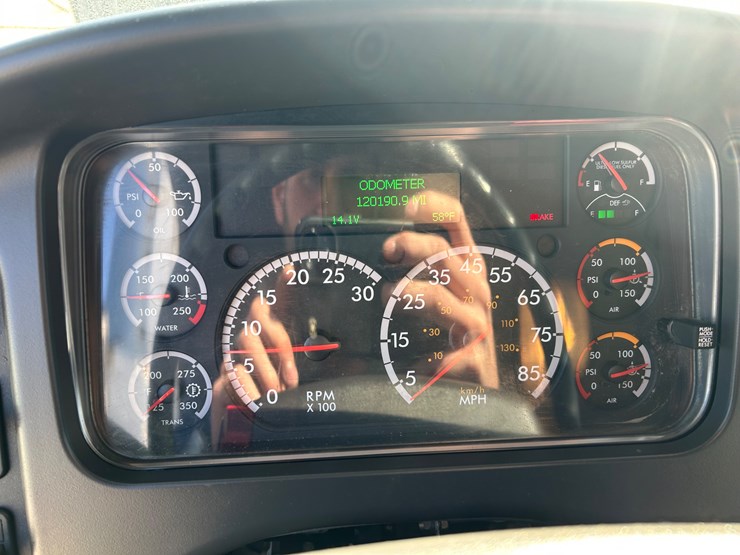 2018-freightliner-m2-106-image-58