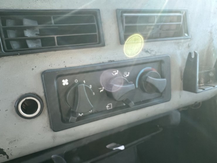 2000-freightliner-fl50-image-23