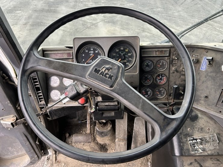 1985-mack-mh633-t/a-sleeper-truck-tractor-image-16