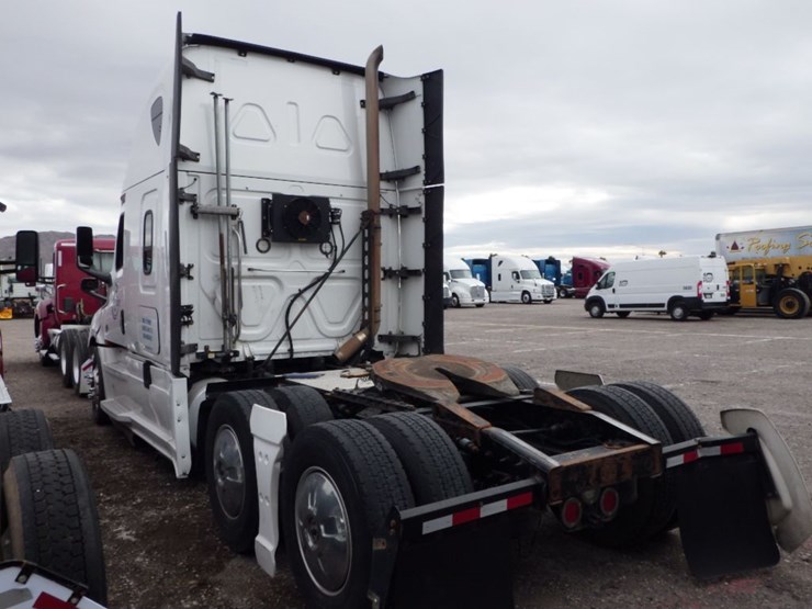 2019-freightliner-cascadia-126-image-19